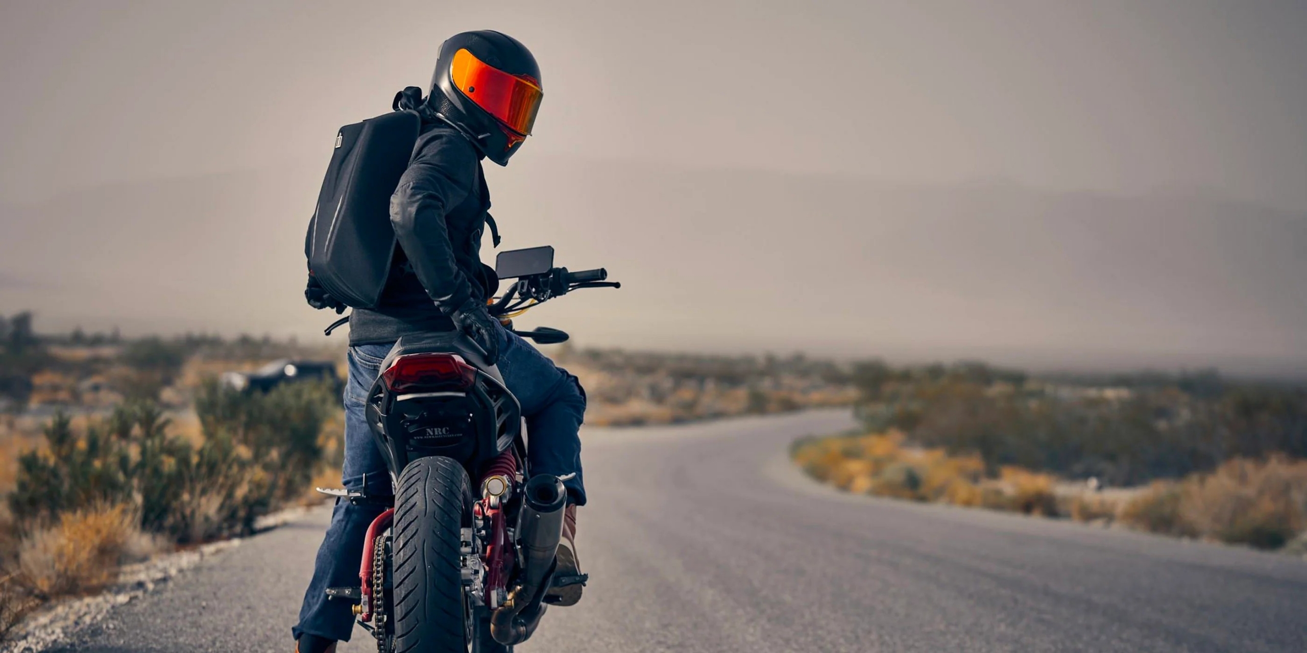ROKFORMのアルミ削り出しマウントとiPhoneが装着されたバイクのハンドル周り