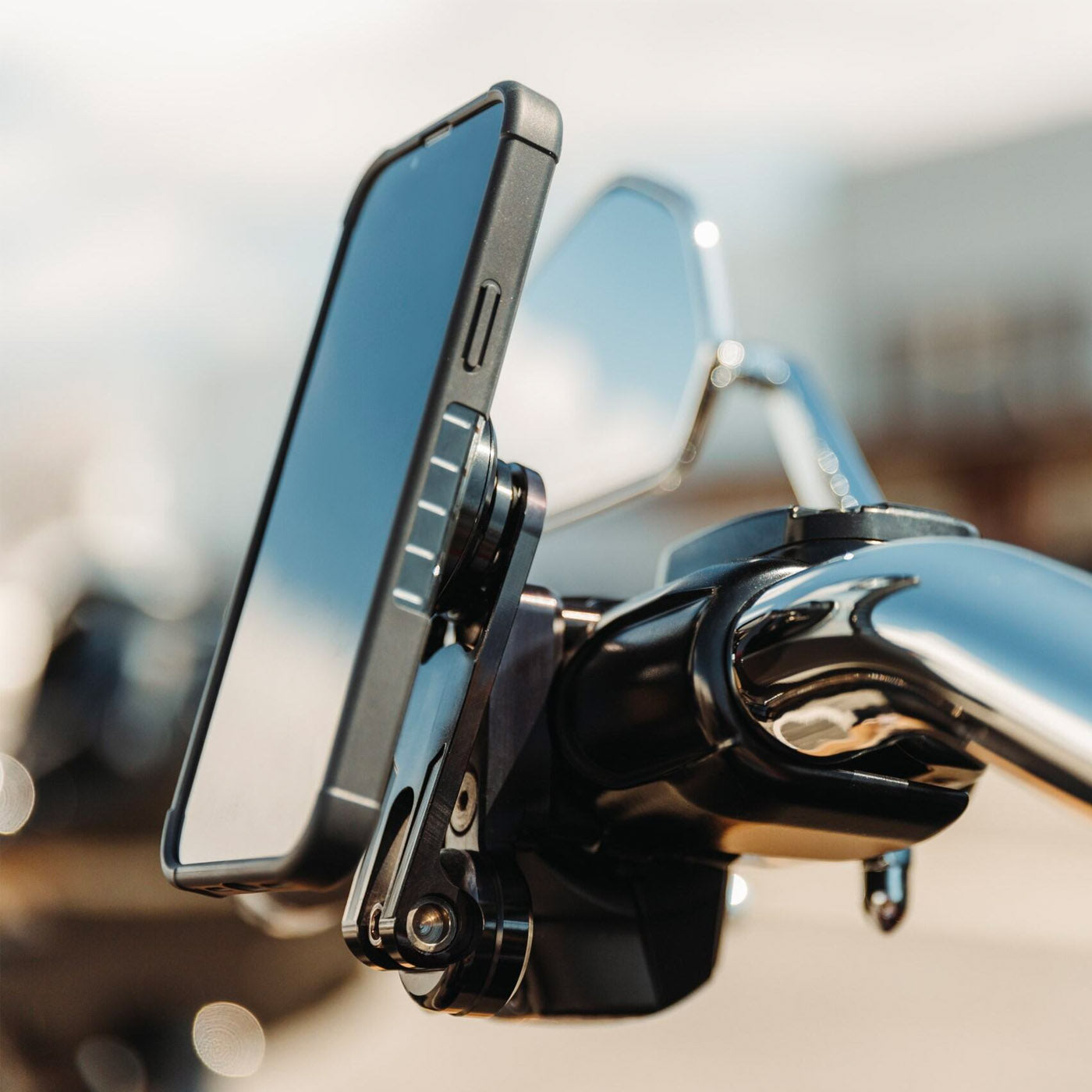 ROKFORM Pro Series Perch Mountがバイクに装着された様子