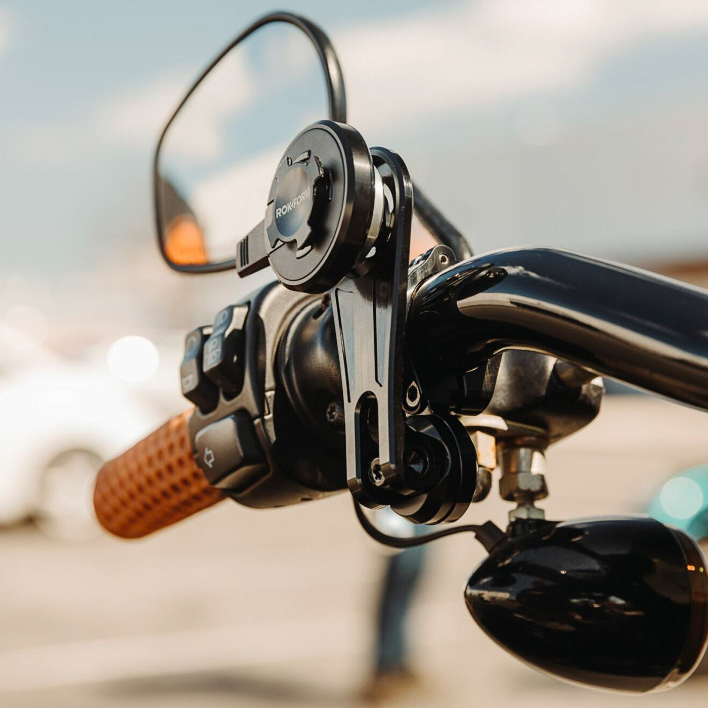 ROKFORMのVibration Dampenerがバイクのコントロール部(レバーホルダー側)に装着された様子